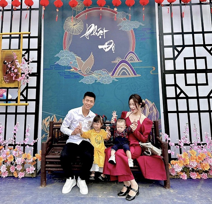 Phan Văn Đức cùng bà xã Nhật Linh và hai con chụp bộ ảnh kỷ niệm nhân dịp Xuân Quý Mão 2023.