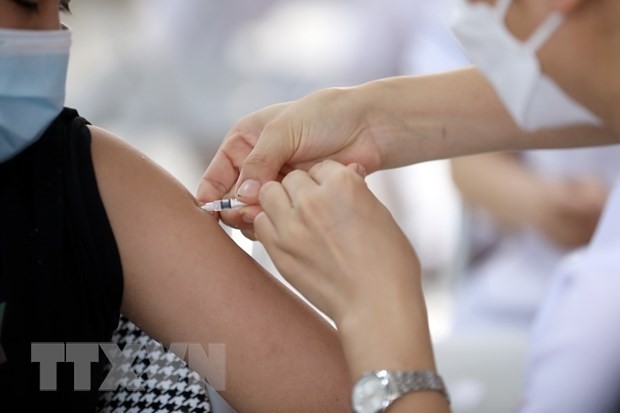 Tiêm vaccine phòng dịch COVID-19 cho người dân. (Ảnh: Anh Tuấn/TTXVN) Tiêm vaccine phòng dịch COVID-19 cho người dân. (Ảnh: Anh Tuấn/TTXVN)