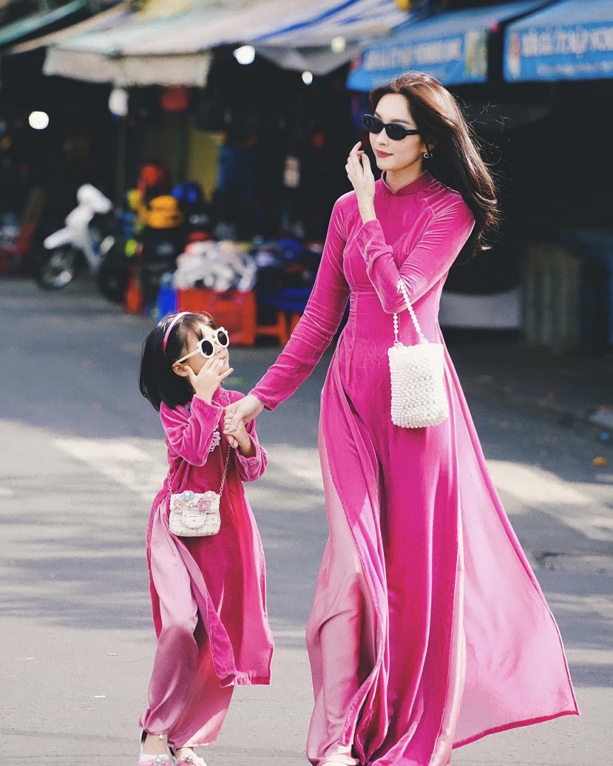 Thời trang áo dài đôi đón Tết của mỹ nhân Việt và con gái những ngày đón Tết