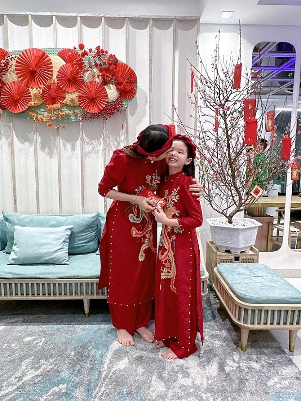 Thời trang áo dài đôi đón Tết của mỹ nhân Việt và con gái những ngày đón Tết