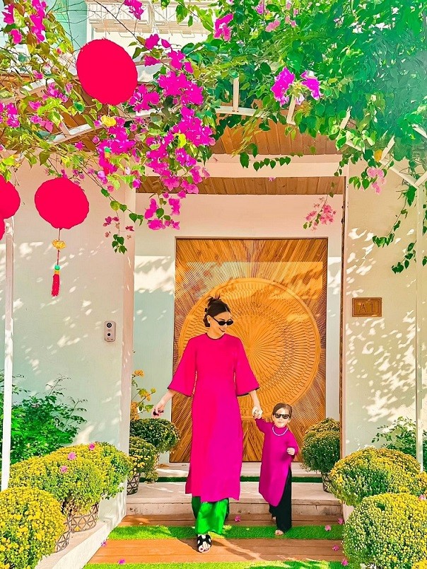 Thời trang áo dài đôi đón Tết của mỹ nhân Việt và con gái những ngày đón Tết