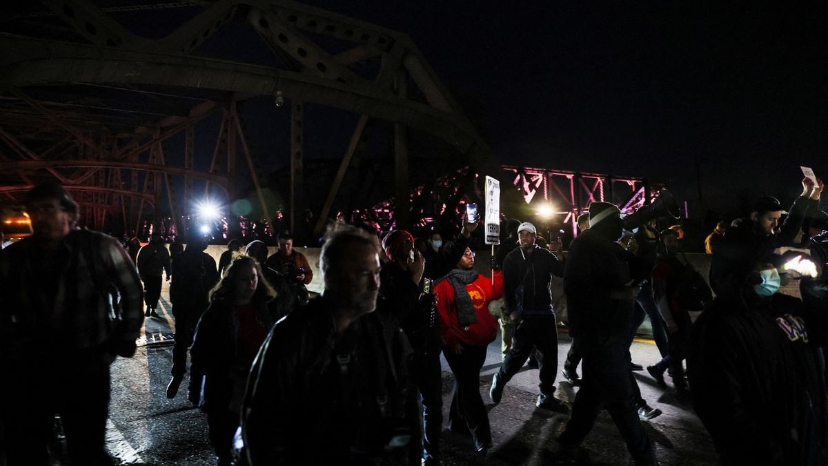 Biểu tình nổ ra khắp nước Mỹ ngay sau khi video cảnh sát hành hung người da màu được công bố