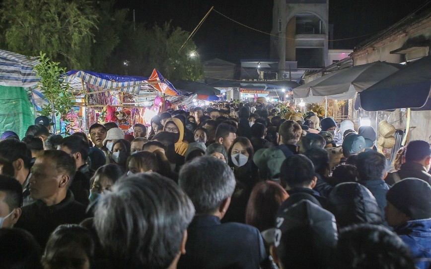 Tấp nập phiên chợ 'cả năm chỉ họp một lần' tại Nam Định