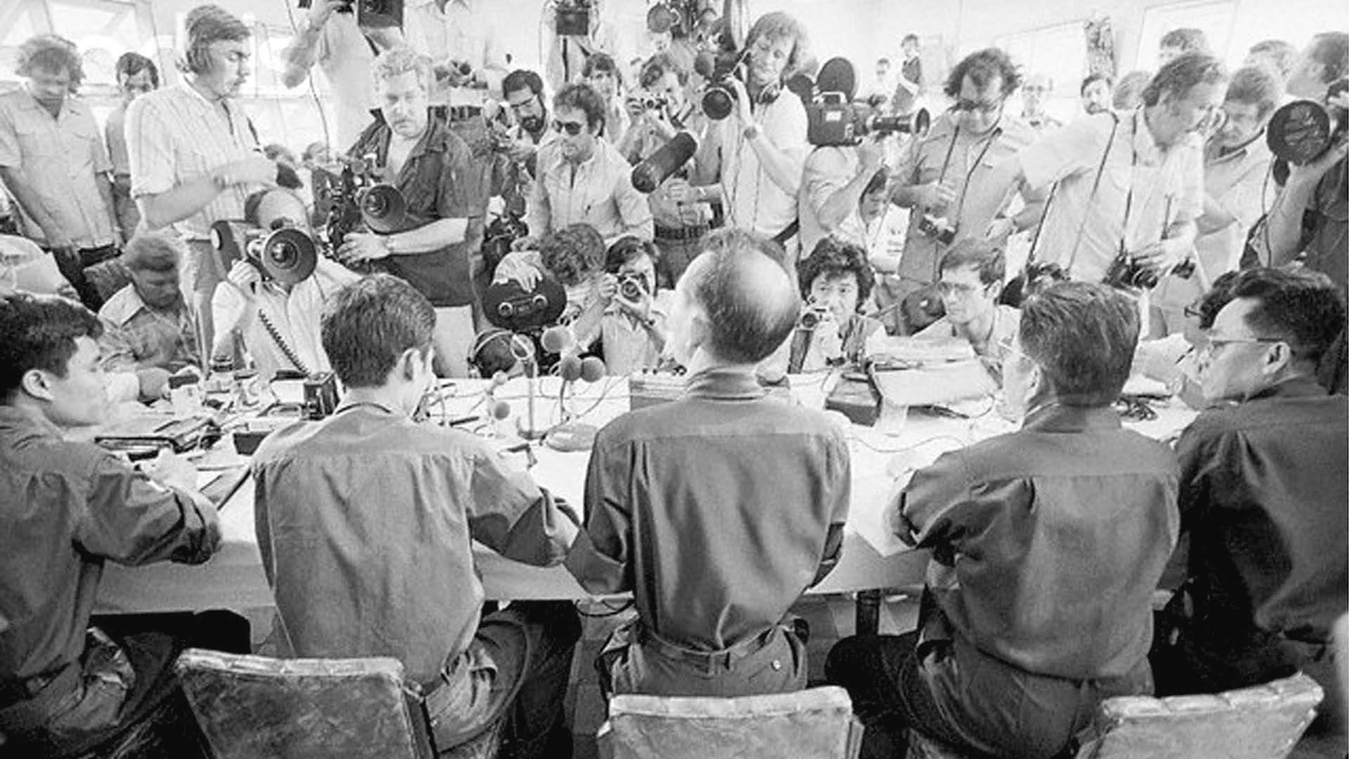 Một buổi họp báo tại Trại Davis