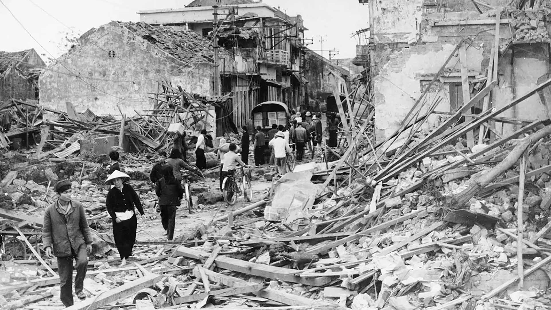 ‘Ném bom Giáng sinh’ năm 1972 và ký ức sai lầm của người Mỹ *