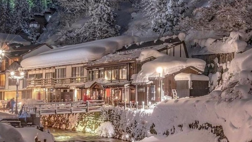 Vẻ đẹp cổ tích trong đêm tuyết rơi tại thị trấn suối nước nóng đẹp nhất Nhật Bản