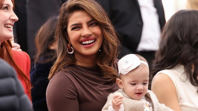 Con gái Hoa hậu Thế giới năm 2000 Priyanka Chopra xuất hiện đáng yêu bên mẹ