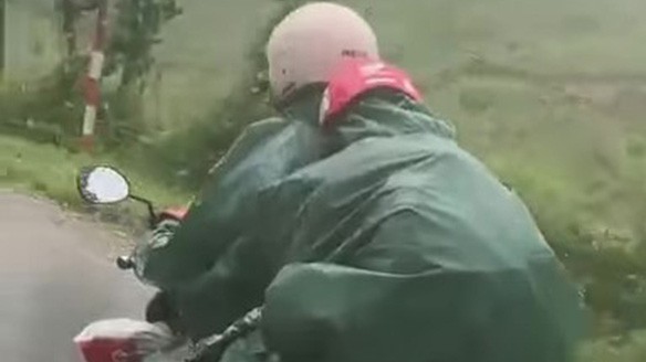 Hình ảnh cô giáo chở 2 con đến trường vùng cao trong mưa lạnh gây 'bão' mạng