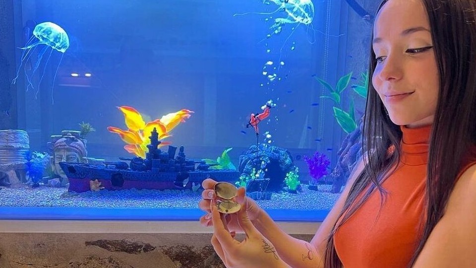 Cô gái cắn được viên ngọc trai tự nhiên màu tím khi ăn tối