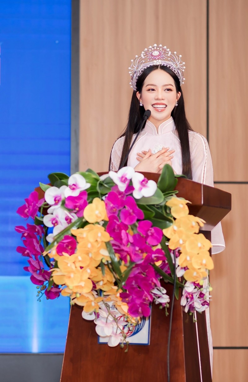 Hoa hậu ThanhThủy trở về thăm trường và được nhận học bổng toàn phần Hoa hậu ThanhThủy trở về thăm trường và được nhận học bổng toàn phần