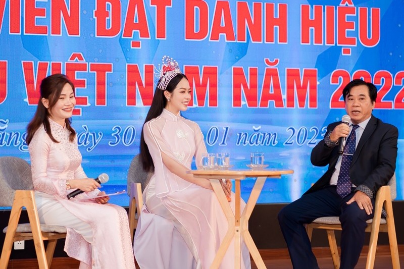 Hoa hậu ThanhThủy trở về thăm trường và được nhận học bổng toàn phần Hoa hậu ThanhThủy trở về thăm trường và được nhận học bổng toàn phần