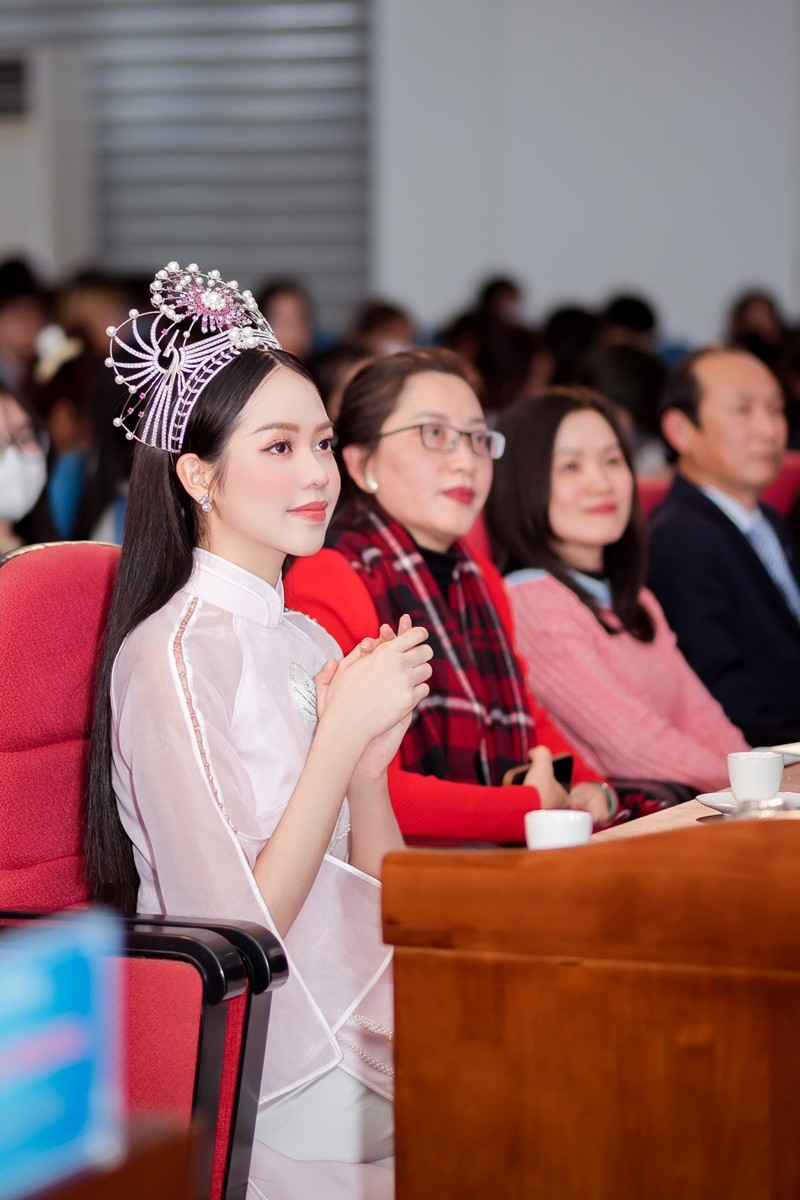 Hoa hậu ThanhThủy trở về thăm trường và được nhận học bổng toàn phần Hoa hậu ThanhThủy trở về thăm trường và được nhận học bổng toàn phần