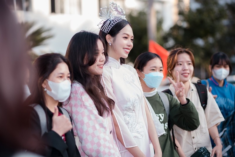 Hoa hậu ThanhThủy trở về thăm trường và được nhận học bổng toàn phần Hoa hậu ThanhThủy trở về thăm trường và được nhận học bổng toàn phần