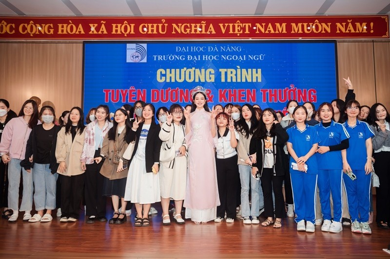 Hoa hậu ThanhThủy trở về thăm trường và được nhận học bổng toàn phần Hoa hậu ThanhThủy trở về thăm trường và được nhận học bổng toàn phần