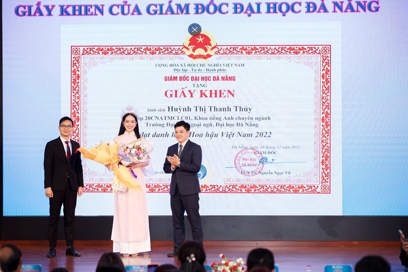 Hoa hậu ThanhThủy trở về thăm trường và được nhận học bổng toàn phần Hoa hậu ThanhThủy trở về thăm trường và được nhận học bổng toàn phần