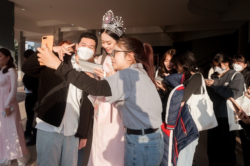 Hoa hậu ThanhThủy trở về thăm trường và được nhận học bổng toàn phần Hoa hậu ThanhThủy trở về thăm trường và được nhận học bổng toàn phần