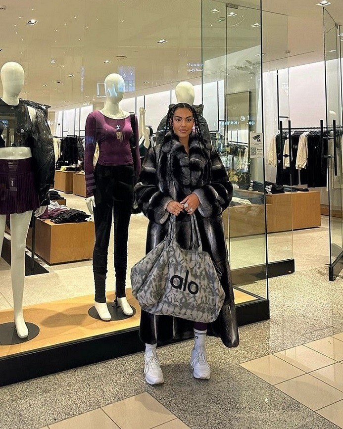 Bộ sưu tạp áo lông thú đắt giá của bạn gái Ronaldo