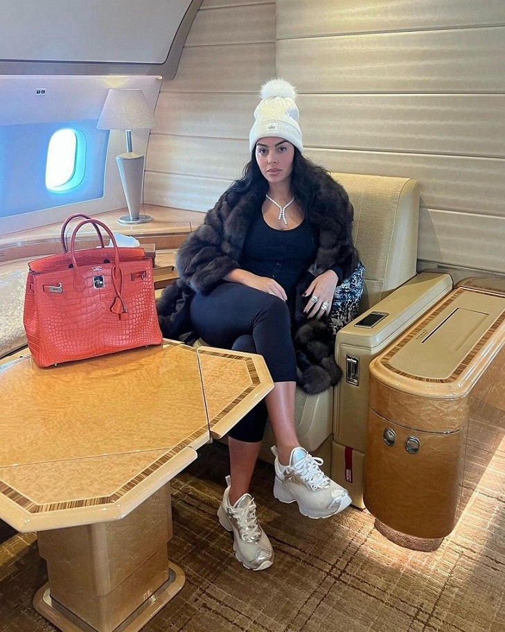 Bộ sưu tạp áo lông thú đắt giá của bạn gái Ronaldo