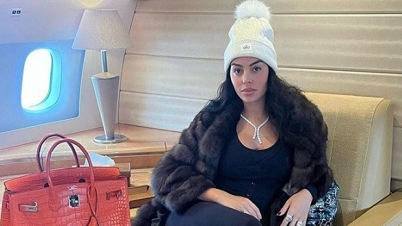 Khám phá bộ sưu tập áo lông thú đắt giá của bạn gái Ronaldo