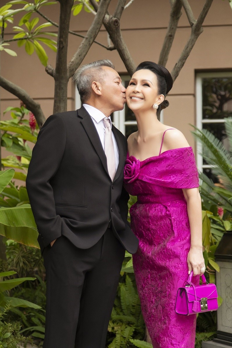 'Nữ hoàng ảnh lịch' Diễm My kỷ niệm 29 năm ngày cưới