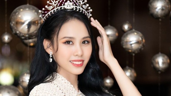 Á hậu Ngọc Hằng chuộng đầm dạ hội khoe eo thon