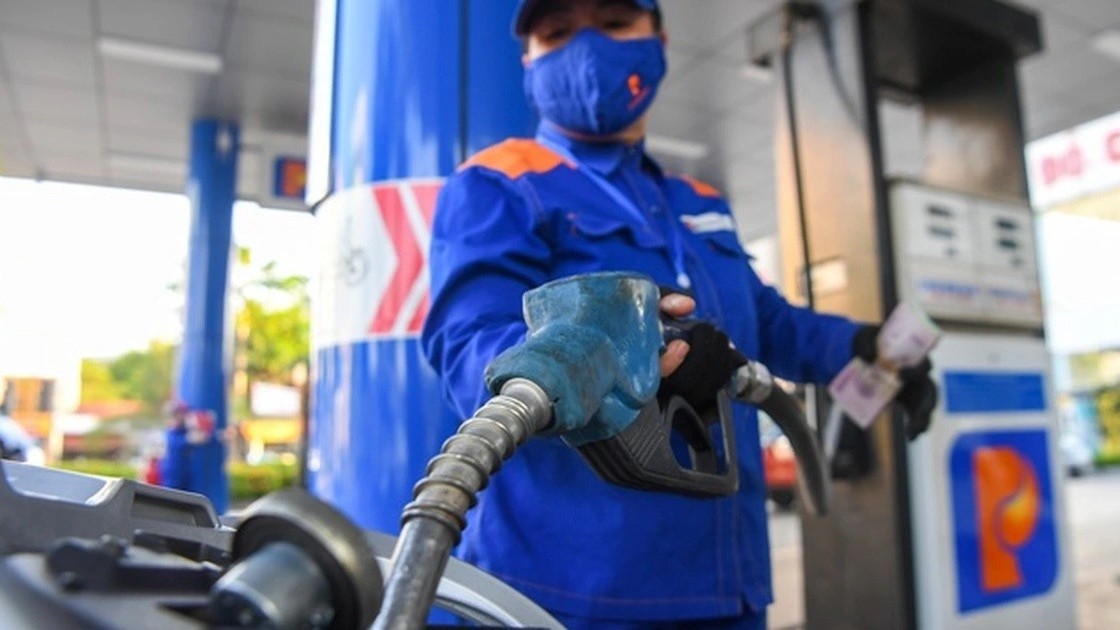 Giá xăng dầu hôm nay 3/2: Tiếp đà giảm; Bộ Công Thương đổi ý, tiếp tục điều hành xăng dầu