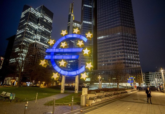 ECB tiếp tục tăng lãi suất và để ngỏ khả năng điều chỉnh chính sách tiền tệ. Biểu tượng đồng Euro tại Frankfurt, Đức. (Ảnh: AP) ECB tiếp tục tăng lãi suất và để ngỏ khả năng điều chỉnh chính sách tiền tệ. Biểu tượng đồng Euro tại Frankfurt, Đức. (Ảnh: AP)
