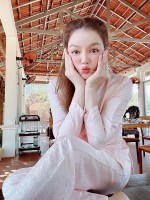 Sao Việt: Lý Nhã Kỳ trẻ trung, Trương Quỳnh Anh đọ sắc cùng Hari Won