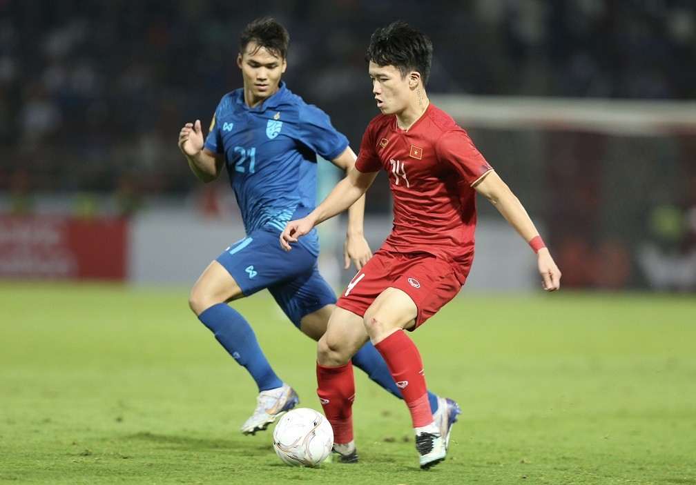 Hoàng Đức (áo đỏ) được chuyên trang chuyển nhượng Transfermarkt định giá 400.000 Euro. Tiền vệ của CLB Viettel thậm chí có giá trị chuyển nhượng cao hơn tất cả các ngoại binh đang thi đấu tại Việt Nam. Hoàng Đức (áo đỏ) được chuyên trang chuyển nhượng Transfermarkt định giá 400.000 Euro. Tiền vệ của CLB Viettel thậm chí có giá trị chuyển nhượng cao hơn tất cả các ngoại binh đang thi đấu tại Việt Nam.