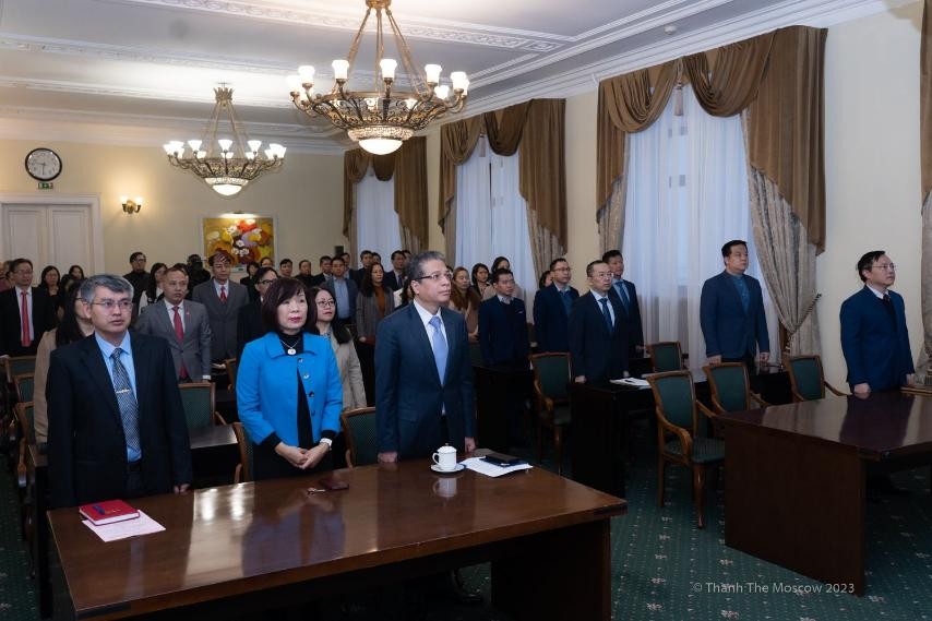 Các đại biểu thực hiện nghi thức chào cờ.