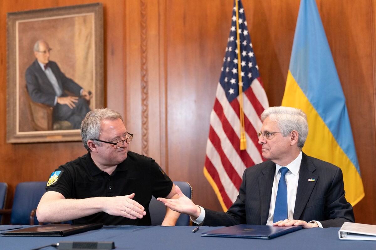 (02.04) Bộ trưởng Bộ Tư pháp Mỹ Merrick Garland và Trưởng Công tố Ukraine Andriy Kostin trong cuộc gặp ngày 3/2 tại Washington D.C. (Nguồn: AP) (02.04) Bộ trưởng Bộ Tư pháp Mỹ Merrick Garland và Trưởng Công tố Ukraine Andriy Kostin trong cuộc gặp ngày 3/2 tại Washington D.C. (Nguồn: AP)