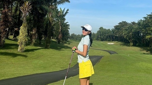 Sao Việt: Thu Trang-Tiến Luật tình tứ, siêu mẫu Thanh Hằng dạo chơi ở Australia, Văn Mai Hương 'khai gậy' golf đầu năm