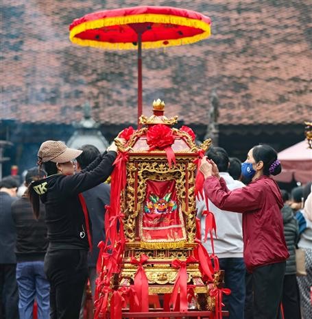 Chuẩn bị kiệu cho nghi lễ rước Kiệu ấn, sẽ diễn ra từ 22h40 đến 23h10. (Nguồn: TTXVN)