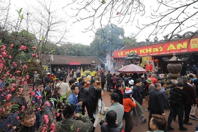 Ngay từ sáng 4/2, trước Lễ khai ấn đền Trần xuân Quý Mão năm 2023 đã có rất đông người dân địa phương và du khách đã đến đền Trần để dâng hương, dâng lễ. (Nguồn: TTXVN)