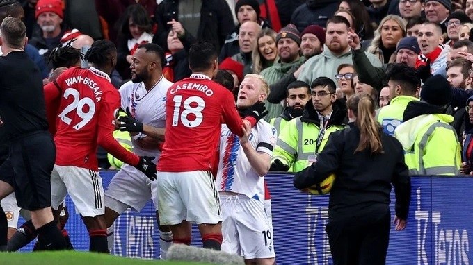 Man Utd thắng Crystal Palace trong ngày Casemiro bị thẻ đỏ