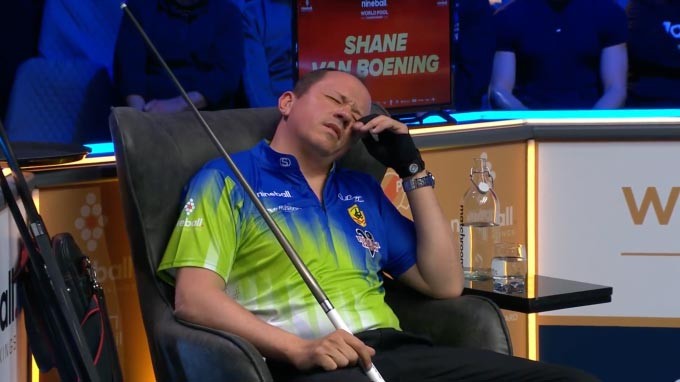 Biểu cảm của Boening khi cú đánh của Quốc Hoàng đưa bi số 3 lắc lỗ nhưng cuối cùng vẫn rơi xuống. Ảnh chụp màn hình. Biểu cảm của Boening khi cú đánh của Quốc Hoàng đưa bi số 3 lắc lỗ nhưng cuối cùng vẫn rơi xuống. Ảnh chụp màn hình.