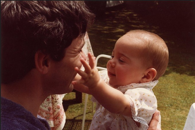 Công nương Kate tiết lộ ảnh thời thơ ấu bên bố