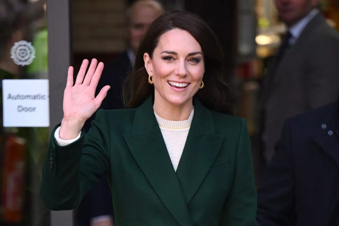 Công nương Kate tiết lộ ảnh thời thơ ấu bên bố