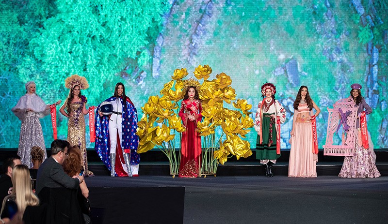 Hoàng Thanh Nga biểu diễn quốc phục tại cuộc thi Mrs Universe 2022. Hoàng Thanh Nga biểu diễn quốc phục tại cuộc thi Mrs Universe 2022.