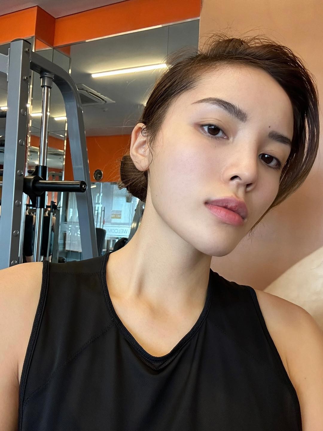 Sao Việt: Hoa hậu Đỗ Thị Hà lần đầu làm MC, Đỗ Mỹ Linh hạnh phúc bên ông xã, Minh Hằng ngày càng gợi cảm