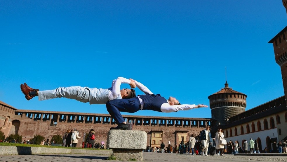 Quốc Cơ - Quốc Nghiệp chụp bộ ảnh biểu diễn xiếc trên đường phố Italy sau khi lập kỷ lục thế giới