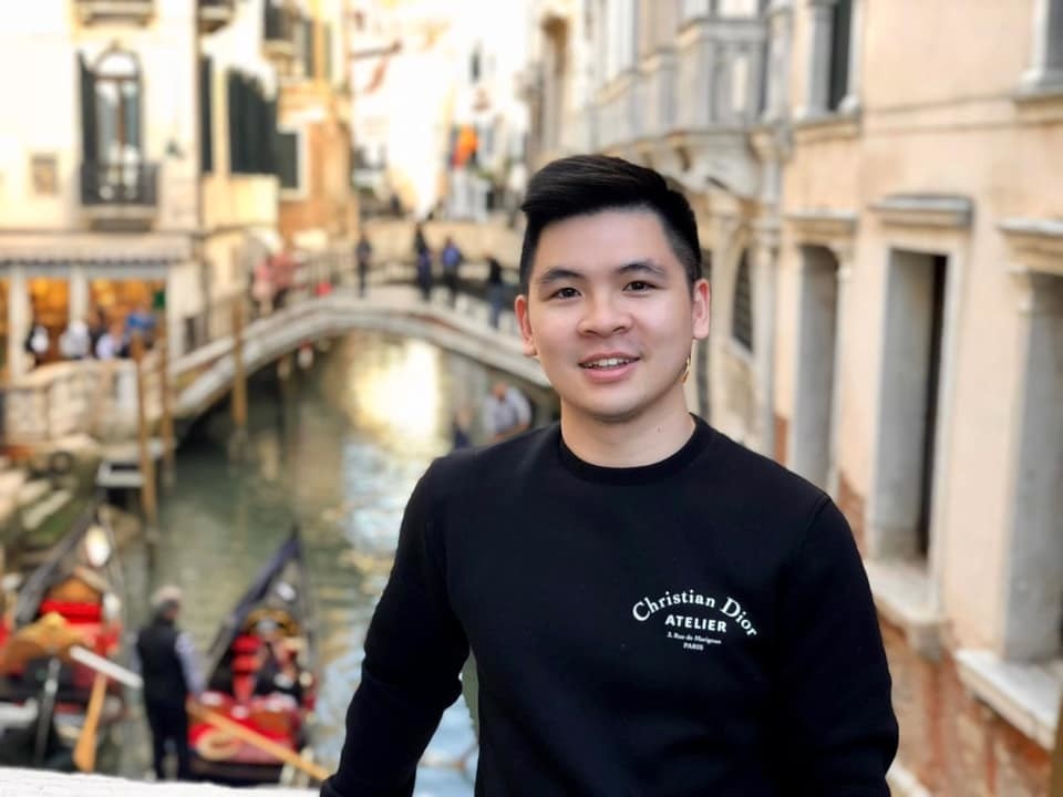 Thời trang hàng hiệu đi du lịch của chồng Hoa hậu Đỗ Mỹ Linh