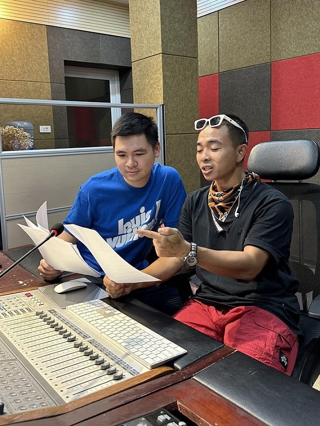 Thời trang hàng hiệu đi du lịch của chồng Hoa hậu Đỗ Mỹ Linh