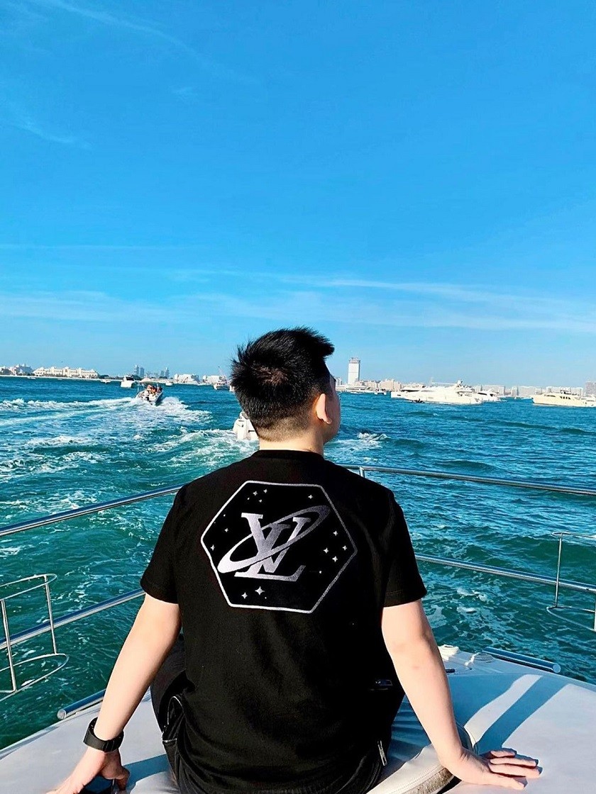 Thời trang hàng hiệu đi du lịch của chồng Hoa hậu Đỗ Mỹ Linh