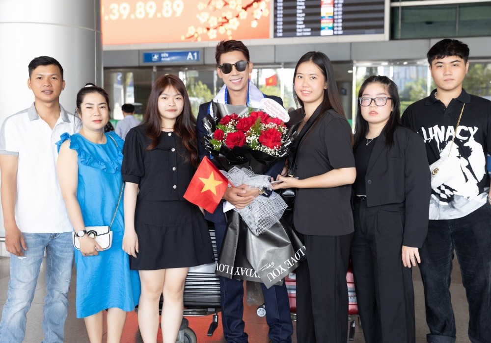 Á vương Du lịch Thế giới 2022 Phùng Phước Thịnh xúc động ngày trở về