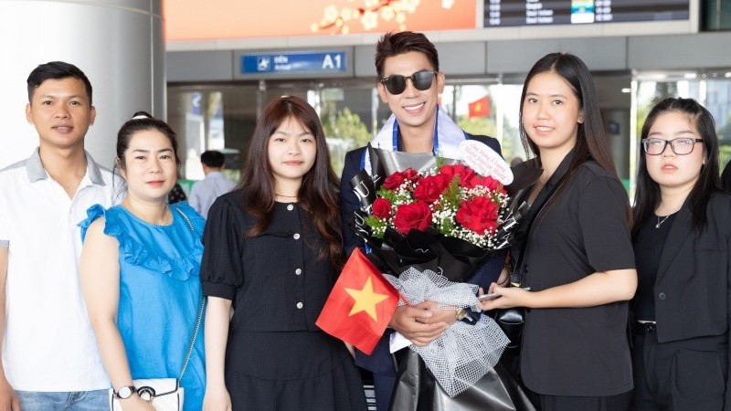 Á vương Du lịch Thế giới 2022 Phùng Phước Thịnh xúc động ngày trở về