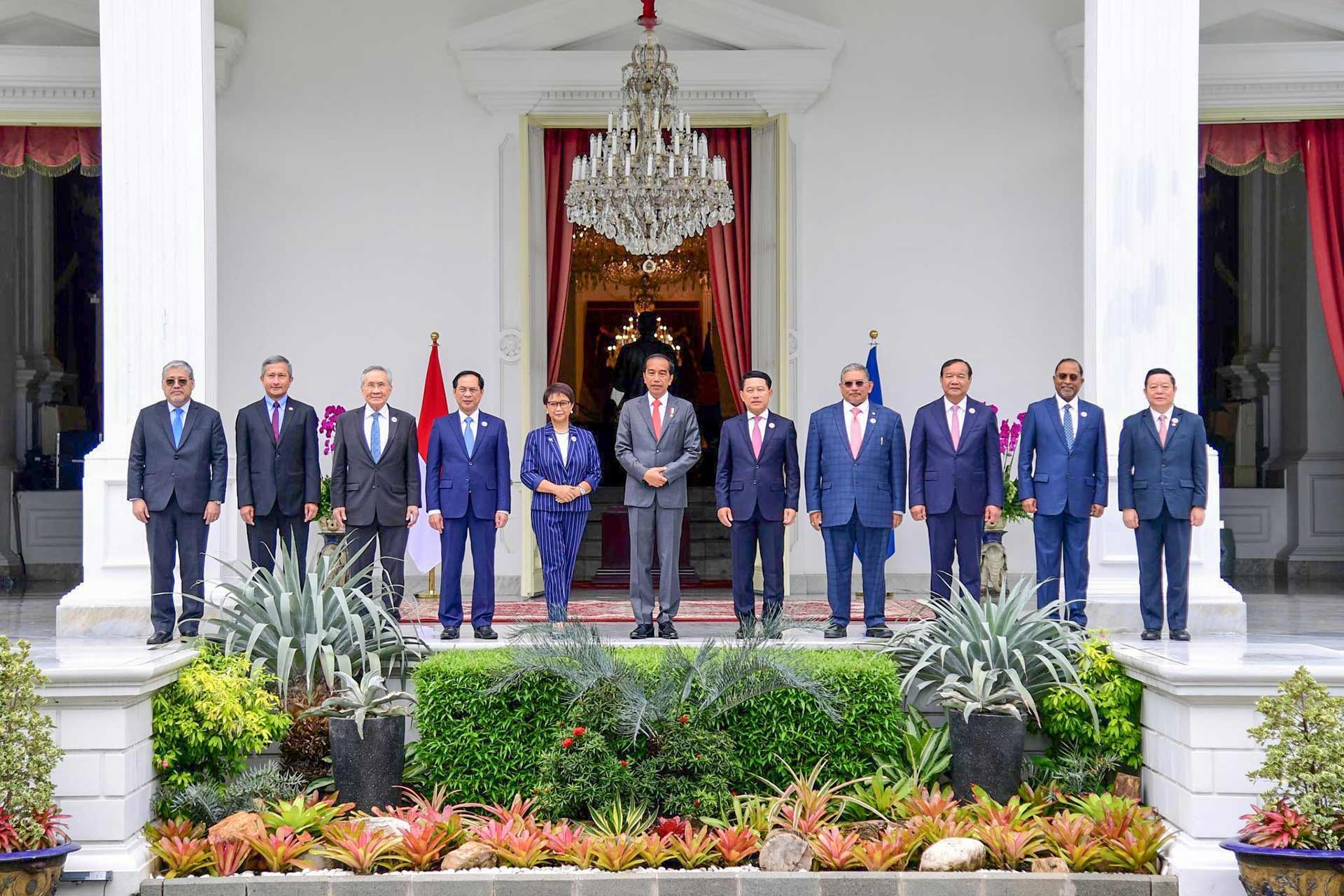 Hội nghị hẹp Bộ trưởng Ngoại giao ASEAN:  Vòng tay đoàn kết cho một khởi đầu khí thế