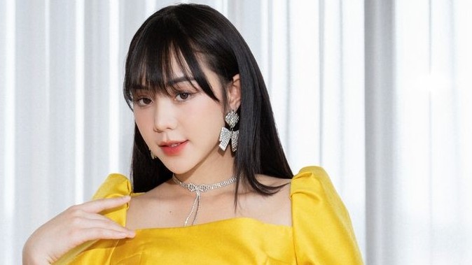 Thời trang thanh lịch của diễn viên Quỳnh Kool phim Đừng làm mẹ cáu