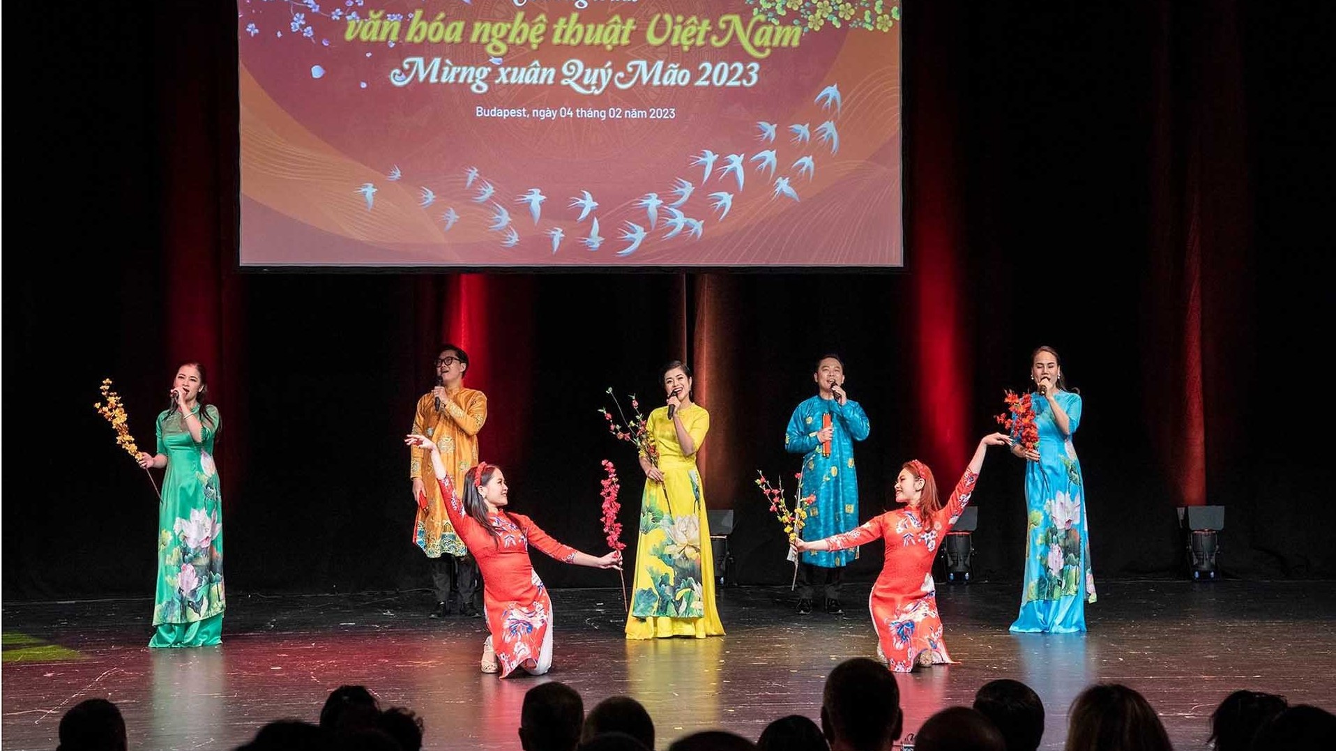 Đậm đà bản sắc dân tộc chương trình văn hóa nghệ thuật mừng Xuân Quý Mão tại Hungary