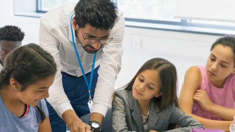 Anh: 500.000 giáo viên nghỉ việc vì lý do này...